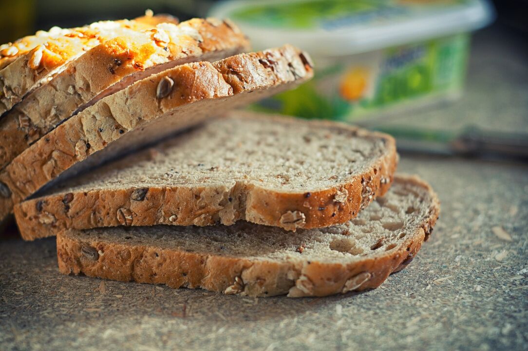 4 型血饮食允许您在饮食中加入全麦面包。
