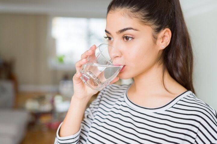 经常饮用干净的水是一个月成功减肥10公斤的关键。